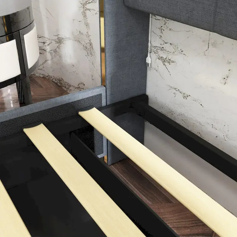 Cadre de lit moderne illuminé avec garniture dorée - Design rembourré et chic