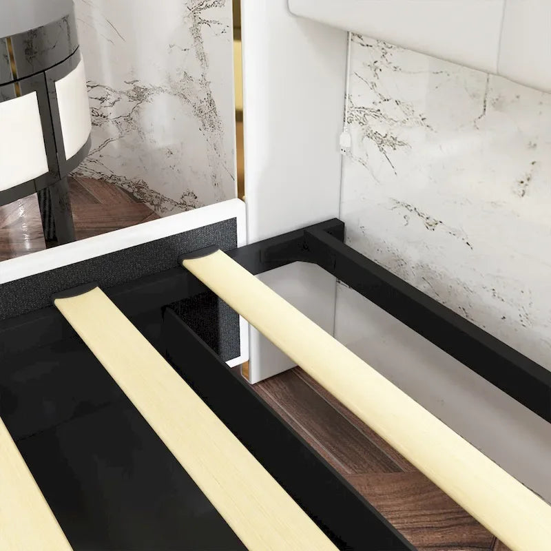 Cadre de lit moderne illuminé avec garniture dorée - Design rembourré et chic